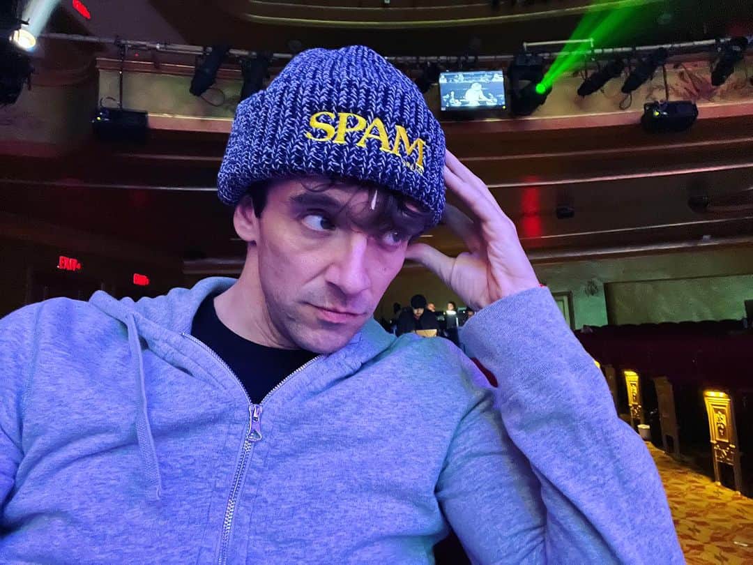 マイケル・ユーリーのインスタグラム：「This pose brought to you by @spambrand and @spamalotbway - coziest hat ever.」