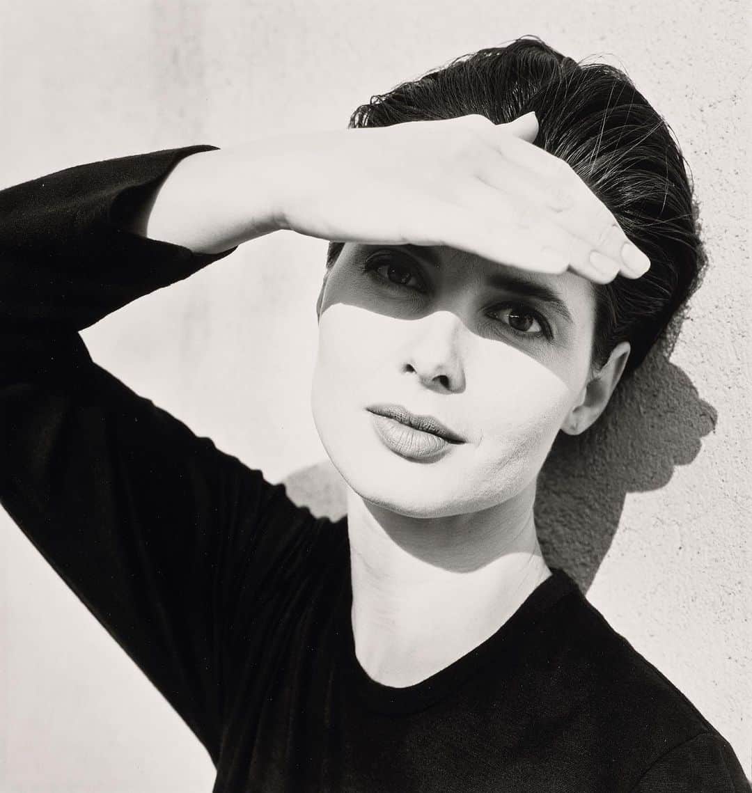 クリスティーズのインスタグラム：「Christie's Paris Photography & Lothar Schirmer's Glamour Collection online sale is open! 📷⁣ ⁣ The auction presents 153 photographs by major artists of the 20th and 21st Century's, such as Peter Beard, Constantin Brancusi, William Klein, Robert Mapplethorpe, Man Ray, Hiroshi Sugimoto and Irving Penn alongside Contemporary practitioners like Brigitte Lacombe, Wolfgang Tillmans, Shirin Neshat, Anne Collier, Prince Gyasi, Sarfo Emmanuel Annor, Reine Paradis and Viviane Sassen.⁣ ⁣ 🗓️ Photographies & Lothar Schirmer's Glamour Collection: Online 26 Oct -9 Nov.⁣ 📍View at Christie's Paris: 4-9 Nov.⁣ ⁣ 📷 © Brigitte Lacombe⁣ @brigittelacombe @isabellarossellini⁣ ⁣ #ChristiesParis #Christies @christiesparis」