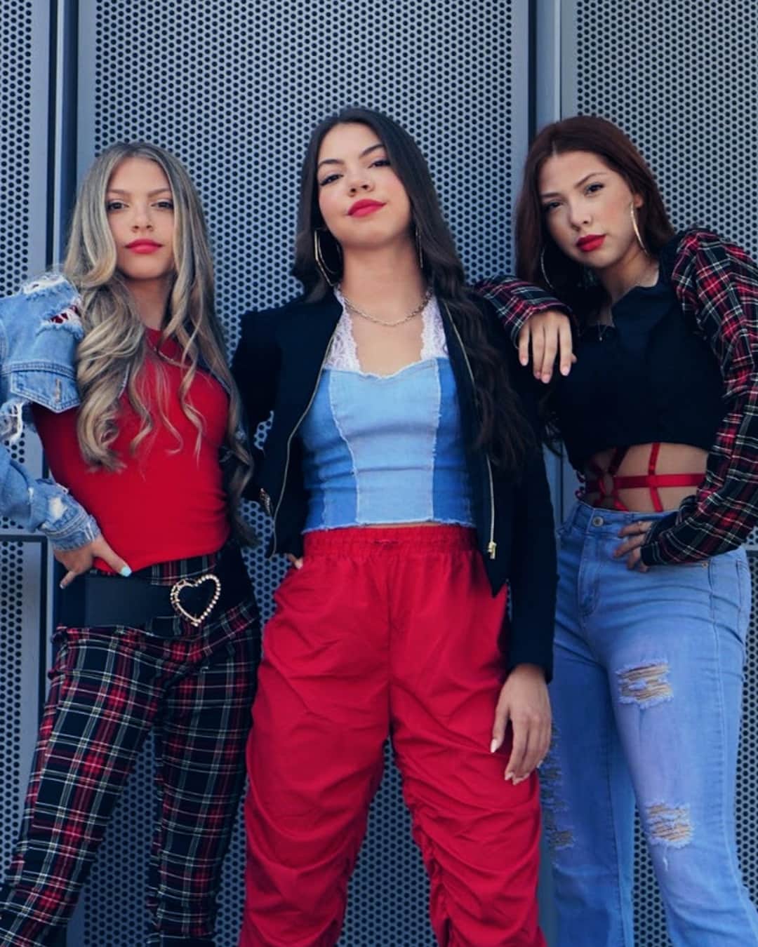 のインスタグラム：「spreading positivity one banger at a time @itstriplecharm」