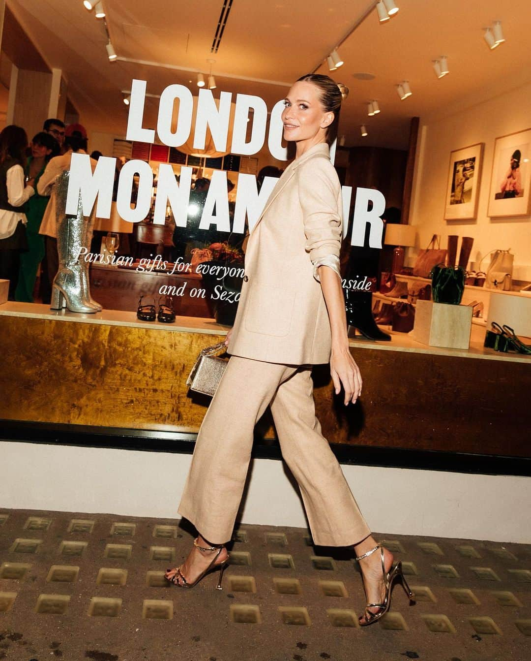 ポピー・デルヴィーニュさんのインスタグラム写真 - (ポピー・デルヴィーニュInstagram)「A hop, skip & a jump to the beautiful new store launch of @sezane in London. 💛 #Ad   Glam ~ @earlsimms2 & @irinacajvaneanu」11月3日 3時19分 - poppydelevingne