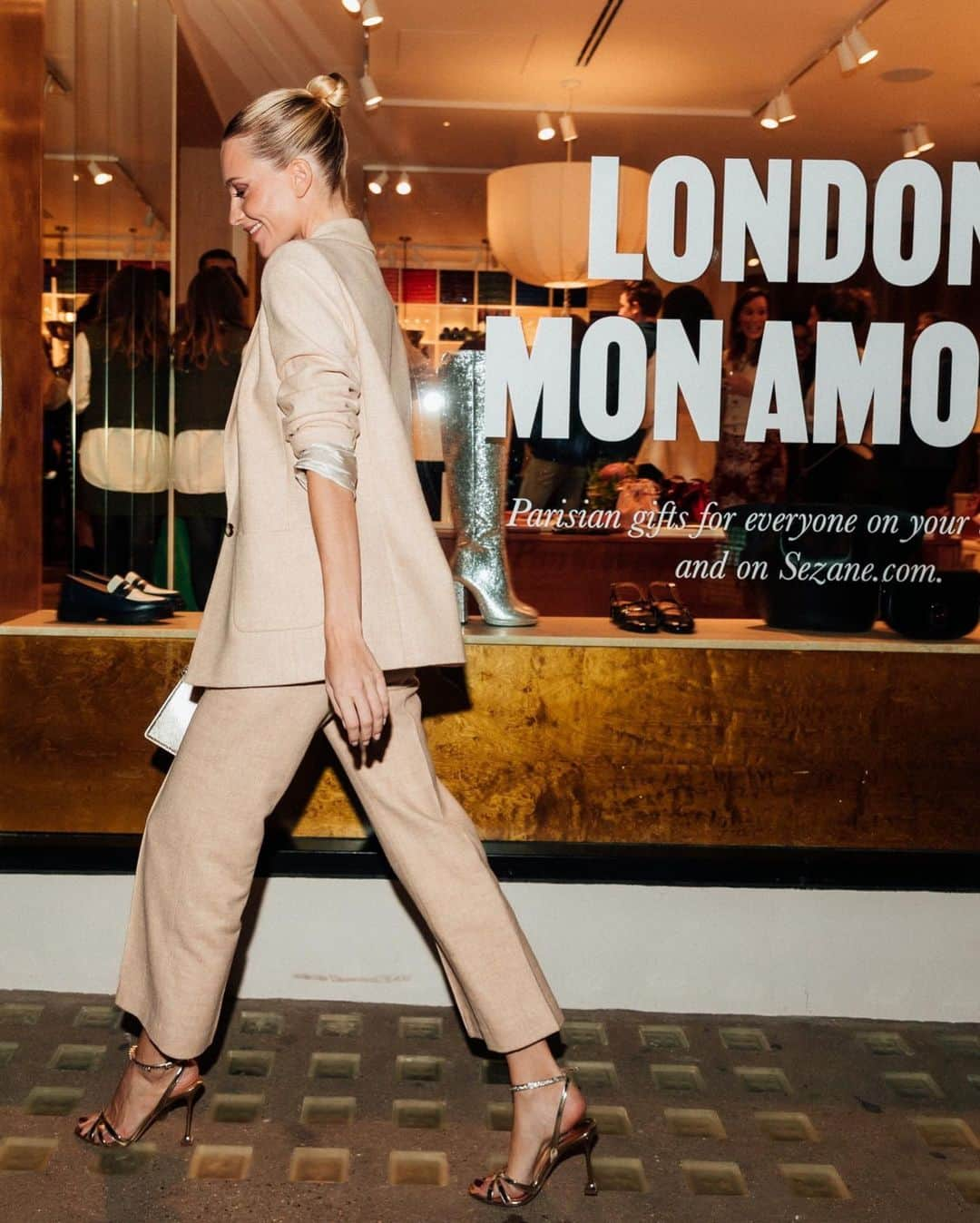 ポピー・デルヴィーニュさんのインスタグラム写真 - (ポピー・デルヴィーニュInstagram)「A hop, skip & a jump to the beautiful new store launch of @sezane in London. 💛 #Ad   Glam ~ @earlsimms2 & @irinacajvaneanu」11月3日 3時19分 - poppydelevingne