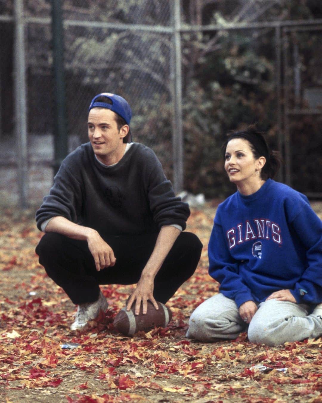 British Vogueさんのインスタグラム写真 - (British VogueInstagram)「Everyone has a favourite Chandler Bing moment. In #MatthewPerry’s hands, Chandler felt achingly real – no mean feat in a series like #Friends. As the world mourns the loss of the beloved actor, at the link in bio revisit his best moments, from the time he found himself trapped in an ATM vestibule with #JillGoodacre, to the final one-liner that closed out the last ever episode.」11月3日 4時00分 - britishvogue