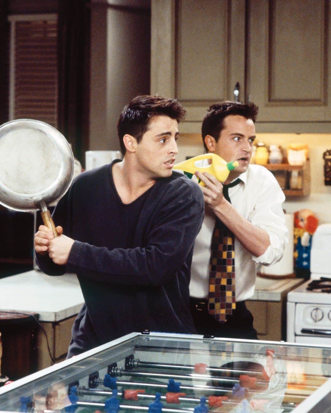 British Vogueさんのインスタグラム写真 - (British VogueInstagram)「Everyone has a favourite Chandler Bing moment. In #MatthewPerry’s hands, Chandler felt achingly real – no mean feat in a series like #Friends. As the world mourns the loss of the beloved actor, at the link in bio revisit his best moments, from the time he found himself trapped in an ATM vestibule with #JillGoodacre, to the final one-liner that closed out the last ever episode.」11月3日 4時00分 - britishvogue
