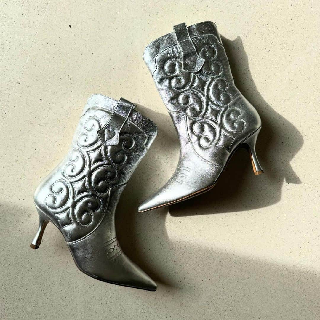 ジャンカルロパオリさんのインスタグラム写真 - (ジャンカルロパオリInstagram)「Glam touch to your look. Mid Texas Boots in Silver. Discover more on our website.  #GiancarloPaoli #FallWinter23 #Shoes #Woman #Collection」11月3日 3時28分 - giancarlopaoli