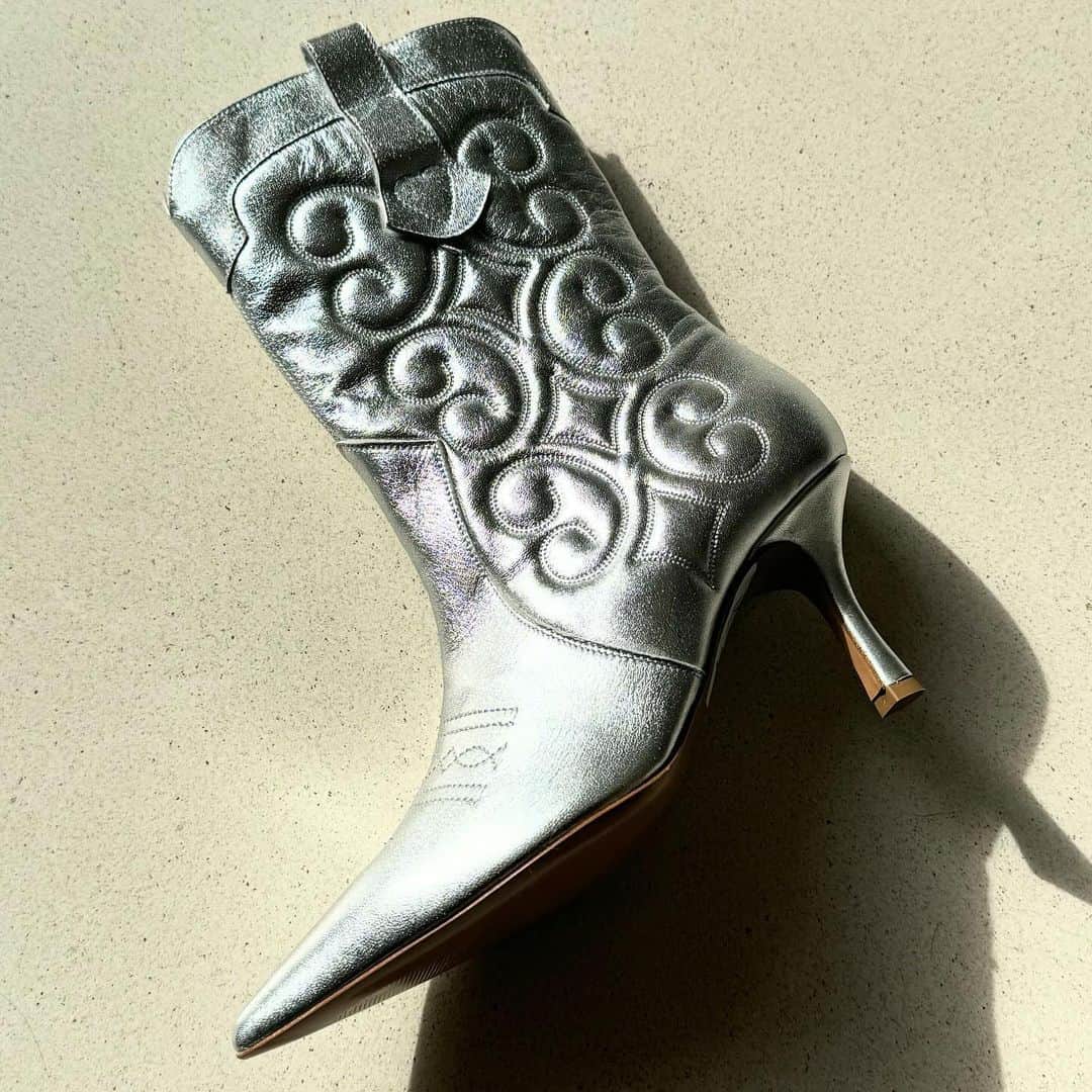 ジャンカルロパオリのインスタグラム：「Glam touch to your look. Mid Texas Boots in Silver. Discover more on our website.  #GiancarloPaoli #FallWinter23 #Shoes #Woman #Collection」