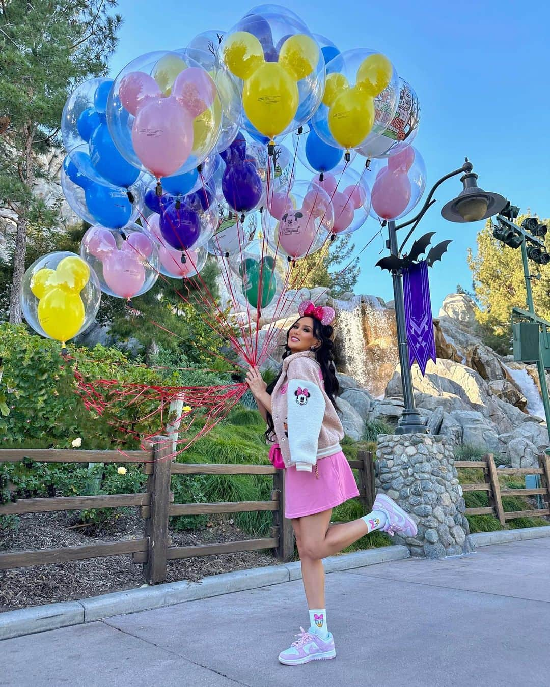 laurag_143のインスタグラム：「Another year older, but my inner child is ageless 🥰 Celebrated my #birthday yesterday at one of my favorite places #Disneyland 🎡🐭 with some of my favorite people 🥰 This year all I wanted for my birthday was to give beautiful experiences/memories to my closest friends/family…nothing matters more to me than being able to give back to those I love!! So I planned a week of #birthday celebrations for those close to me to enjoy with me 🎉 And of course I didn’t forget about you Ka-uties…so keep an eye out for my yearly number balloon birthday photo 😘 Love you all so much!!! 🩷」