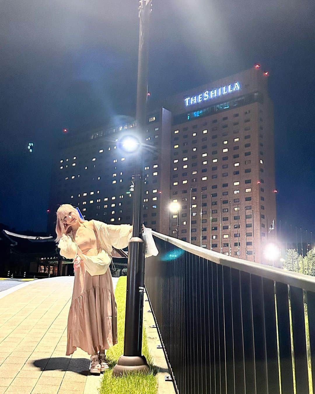 谷口夢奈さんのインスタグラム写真 - (谷口夢奈Instagram)「🌙 ⁡ ⁡ 韓国の夜はまた東京と違った感じ 何が違うかと言われたらちょっと 全く説明できないごめん🤯🤯🤯 ⁡ 行った日は肌寒くて冬がもう来るな〜 って感じだったけど日本はまだ温かいね😂 ⁡ サムギョプサル食べてスプライトキメて 幸せな日を過ごせました✨ 付き合ってくれた友達に感謝♥ 美容巡りもしたいなあ🛁🫧 ⁡ ⁡ ⁡ #韓国旅行 #韓国グルメ #サムギョプサル #ソウル  #ソウル旅行 #ソウルグルメ #seoul #seoul🇰🇷 #ootd #셀스타그램 #얼스타그램 #데일리룩 #오오티디 #먹스타그램 #맛스타그램」11月3日 18時00分 - yuna_tani