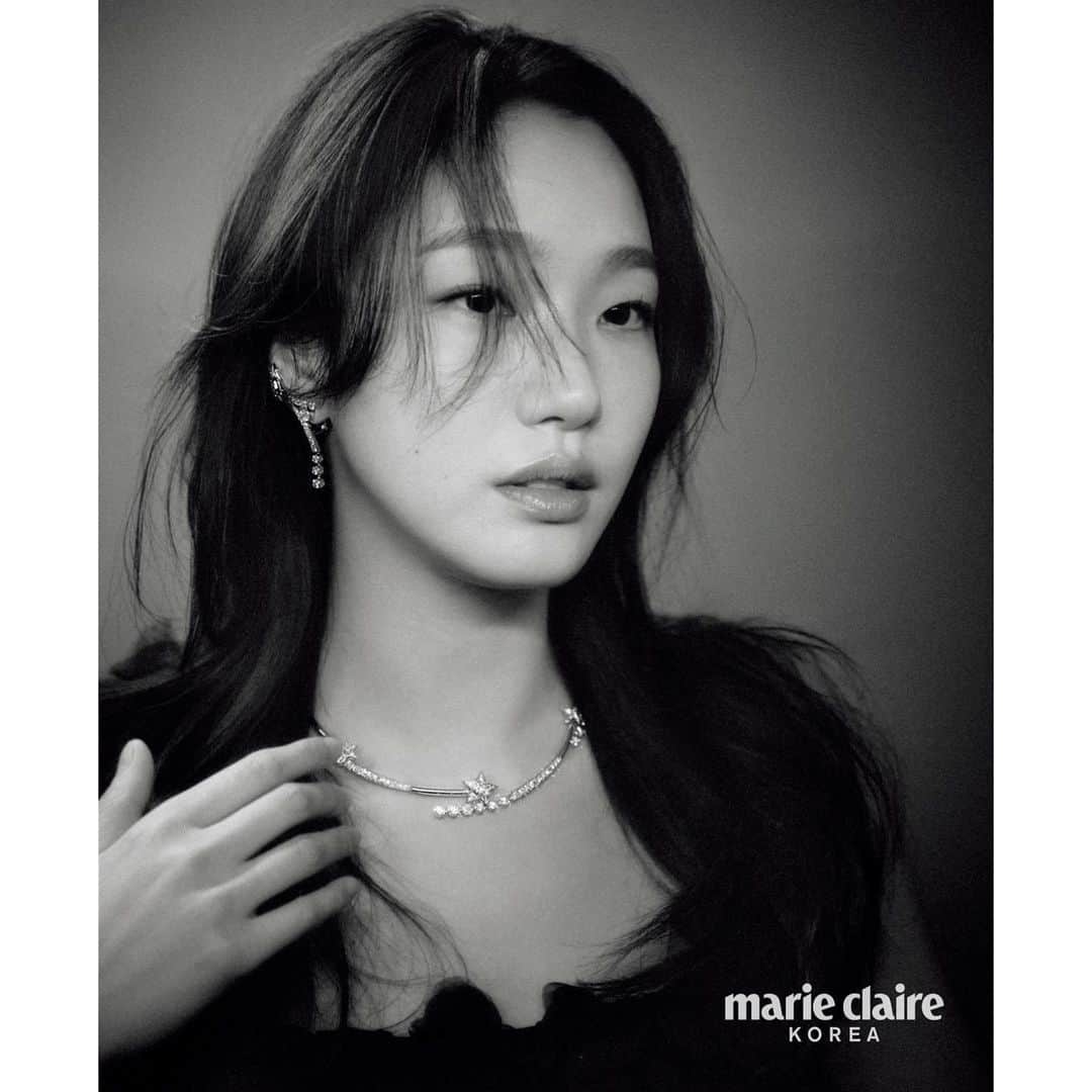 キム・ゴウンのインスタグラム：「@marieclairekorea @chanelofficial  🖤💎🌷」