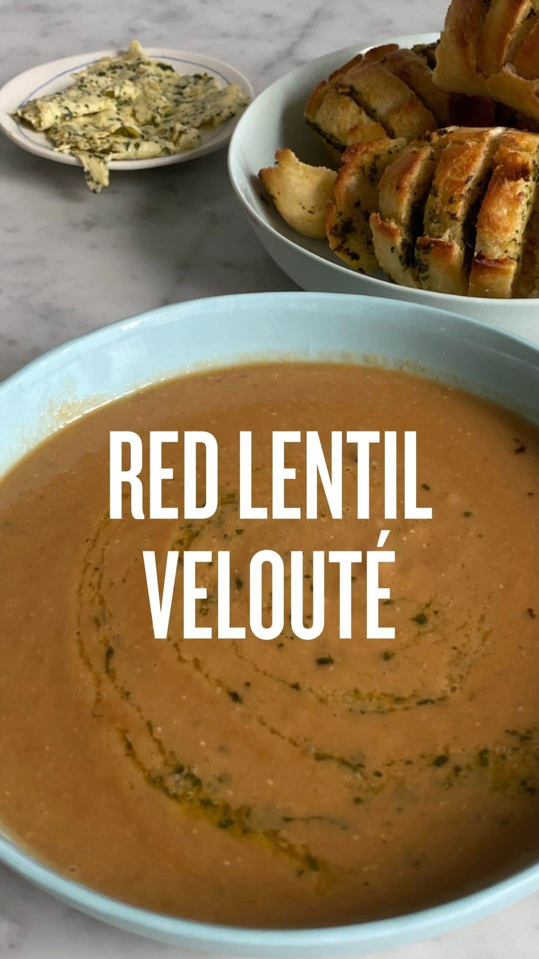 レイチェル・クーのインスタグラム：「You only need FOUR ingredients for the smoothest, most delicious velouté - with absolutely no cream required 🙌🏻  Take red onions, red lentils, and red tomato paste (there’s a bit of a red theme to this dish) and then add lots of good quality vegetable stock - that’s it!   You can either use a stick blender, like I am here, or pass it through a sieve for an even smoother finish 🤩  I’m enjoying this velouté with the perfect soup companion - beautifully crispy herb butter baguettes (recipe coming next week 👀)   👉🏻 Head to the link in my bio and click on this reel, to sign up to my newsletter and to get access to the complete recipe, along with the baguette recipe too! 🧄」