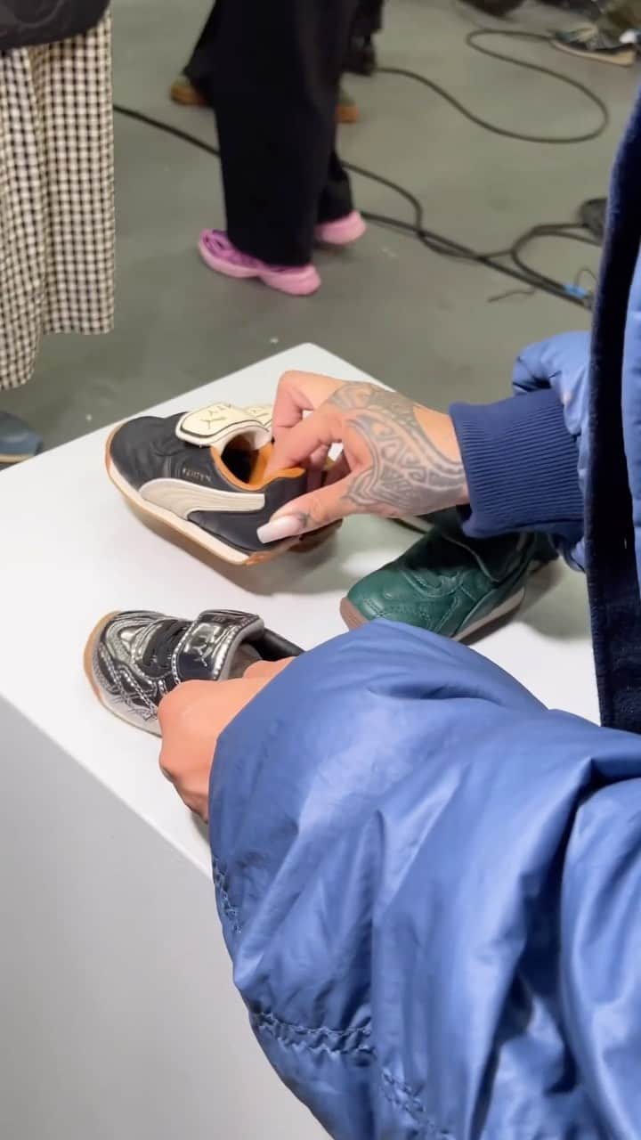 プーマのインスタグラム：「We can’t with these shoes 🥹😭  #FENTYxPUMA Avanti out now.」