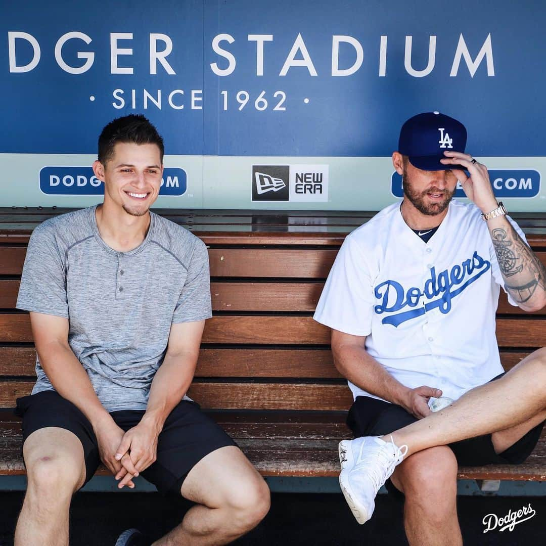 ブルット・ヤングさんのインスタグラム写真 - (ブルット・ヤングInstagram)「2 rings. 2 MVPs. Big congrats to my buddy @coreyseager5   #worldseries #mvp #mlb」11月3日 3時57分 - brettyoungmusic