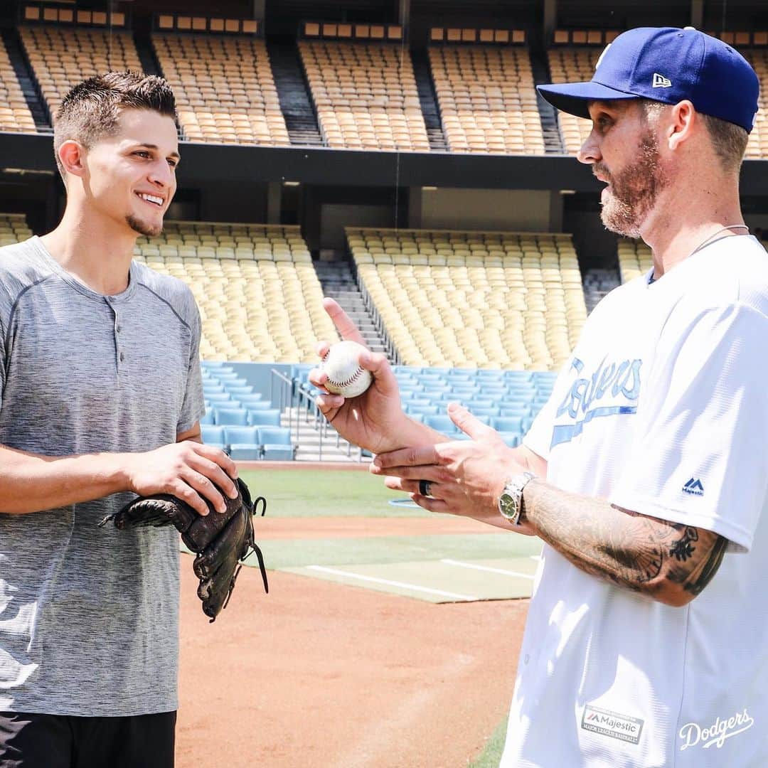 ブルット・ヤングさんのインスタグラム写真 - (ブルット・ヤングInstagram)「2 rings. 2 MVPs. Big congrats to my buddy @coreyseager5   #worldseries #mvp #mlb」11月3日 3時57分 - brettyoungmusic