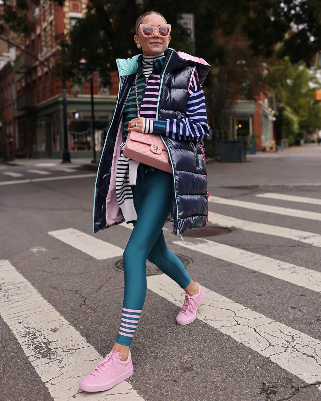ブレア・イーディーのインスタグラム：「<Sporty in the city with @addisonbay 💕 I'm always asked what I wear on the go and today I'm sharing some of my favorite fun, colorful, and put together looks for those off-duty days! From everyday leggings, to the perfect puffer, to stripes galore, see more in Stories and on Atlantic-Pacific> AD」
