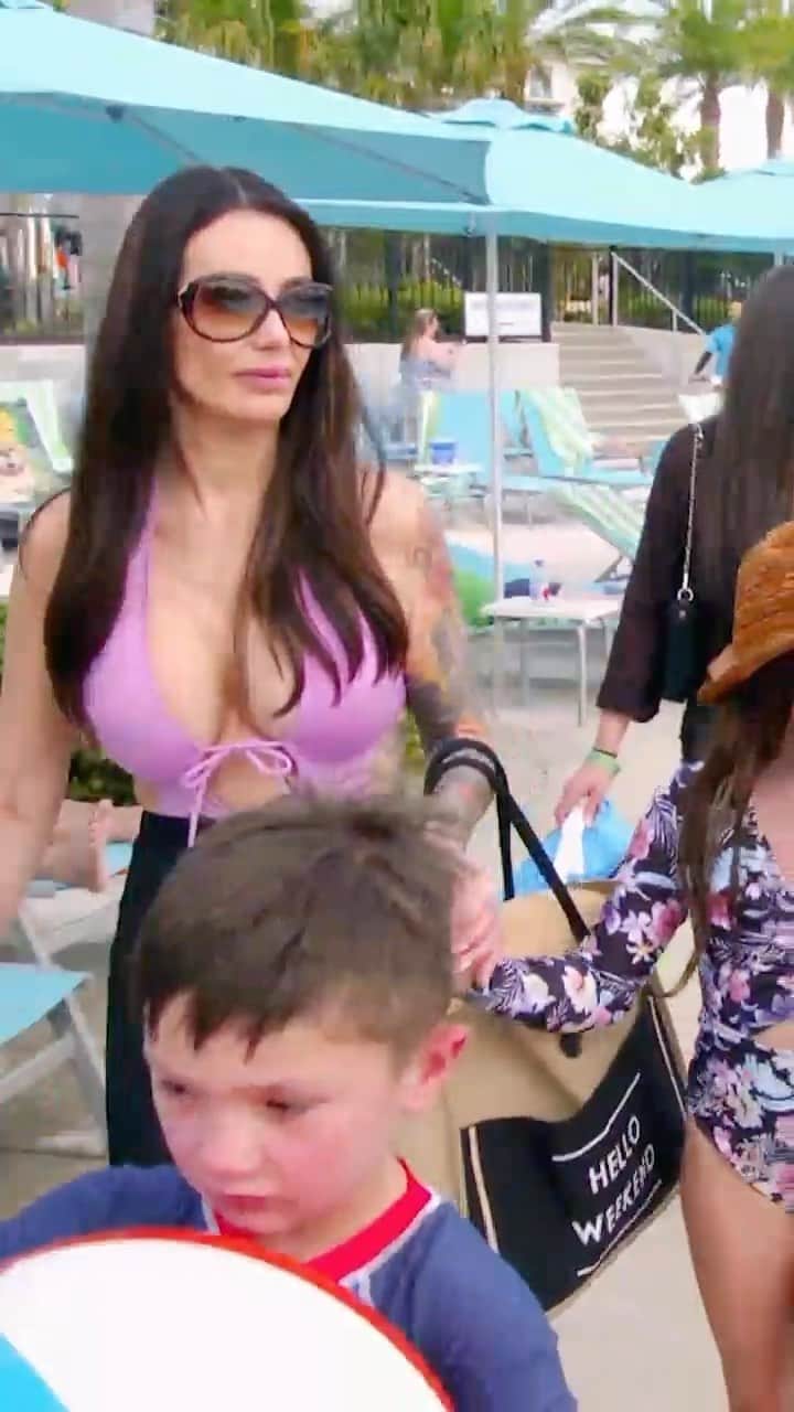 ジェイワウのインスタグラム：「Now it’s time to have some FUN! 🍹Don’t miss a new #JSFamilyVacation at 8p on @mtv!」