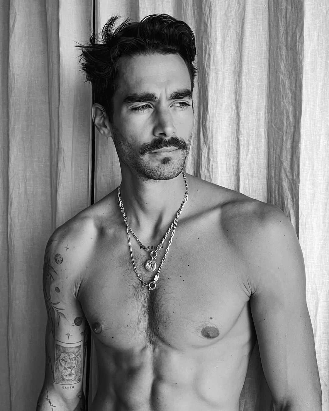 NICOLAS SIMOESのインスタグラム：「B&W snaps for Movember 🤍」