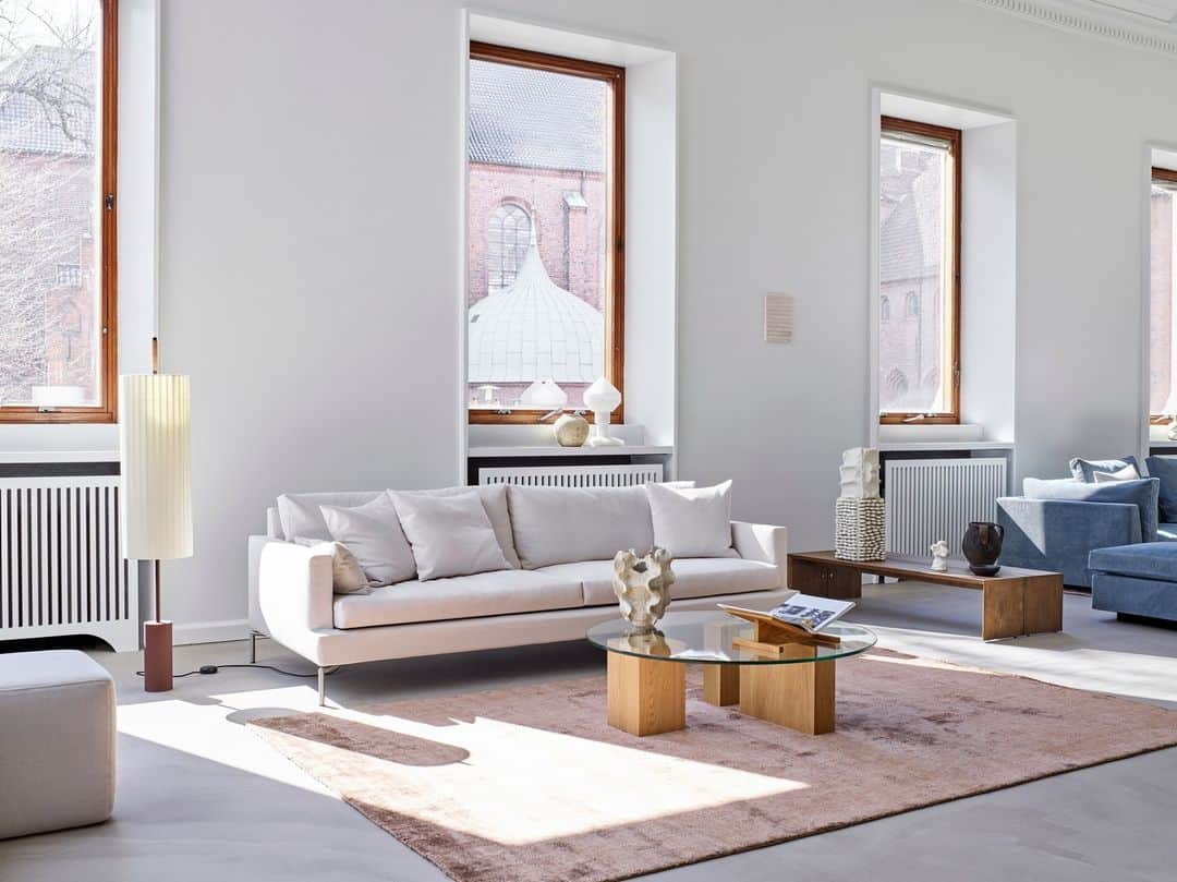 eilersenのインスタグラム：「Loft belongs to the category of sofas that offer a sensation of drifting into a soft embrace. ⁠ ⁠ The slightly shortened armrests along with the projecting base extend an invitation to get comfortable in the pleasant sofa and offer ample room to stretch out after kicking back with a good book or a newspaper. The seating comfort is unmatched, thanks to Eilersen’s springy seat cushions, which are constructed of a foam core enveloped in down.⁠ ⁠ Another design detail is the angled legs in brushed stainless steel. The legs lend Loft an inviting lightness that underscores the sofa’s masterful elegance.⁠ ⁠ ⁠ ⁠ ⁠ Sofa: Loft upholstered in Sand 57⁠ Designer: Jens Juul Eilersen」