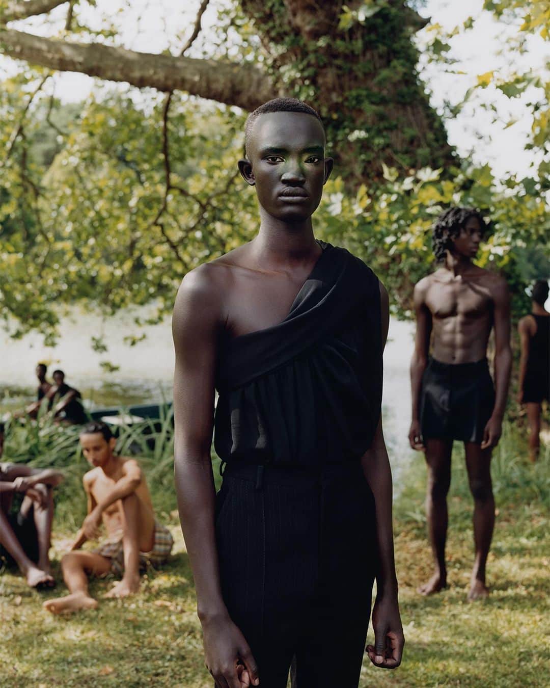 i-Dのインスタグラム：「Photographer Tyler Mitchell and i-D fashion director Carlos Nazario explore a playful take on male beauty in the ninth cover story of The New Wave Issue.  Hit the link in bio to see more.  [The New Wave Issue, No.373, Fall/Winter 2023] . . . Photography @tylersphotos Fashion director @mr_carlos_nazario Editor-in-Chief @alastairmckimm Creative Director @jonnylu Editorial Director @oliviajsinger Hair @cyndiaharvey at Art Partner using This Hair of Mine Make-up anatakahashiii at Art Partner Nail Technician @beatrice_eni at ASG Paris using Byredo and Manucurist Set Design @frau.juliawagner at Second Name Lighting Director @david_mannion_ Photography Assistance Olivia Tran and Marco Marchetti Fashion Assistance @tinetserra,@alexislandolfi, @emiliecarlach,@bebeonset and @anhqd Hair Assistance @karenelizabradshaw, Cecile Mathey and Hamady Kante Make-up Assistance @oldiechristal and @clementine_roy Set design Assistance Romain Lecornu and Maykel Hanania Produciton @apstudioinc Casting Director @samuel_ellis for @dmcasting Casting Assistance @maddi_serra for DMCASTING. Models @siscasalifi_ at Crew, @iamgoy, @ohunyon_peter_paul at Models1, @craig.shimirimana at Rapture, @abdallah_mcr at Supa and @douta_sidibe at The Claw.」