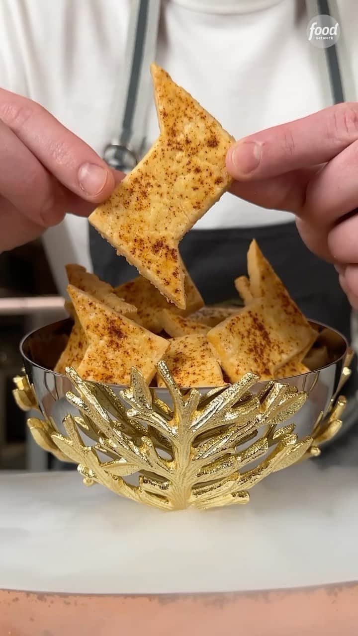 ハリー・ポッターのインスタグラム：「These cheese bites look just like Harry Potter’s famous lightning bolt scar! ⚡️  The Official Harry Potter Cookbook is now available from @scholastic! Link in @foodnetwork’s bio. (We may make 💰 from these links!)  Get the recipe for Lightning Bolt Cheese Bites on FoodNetwork.com!」