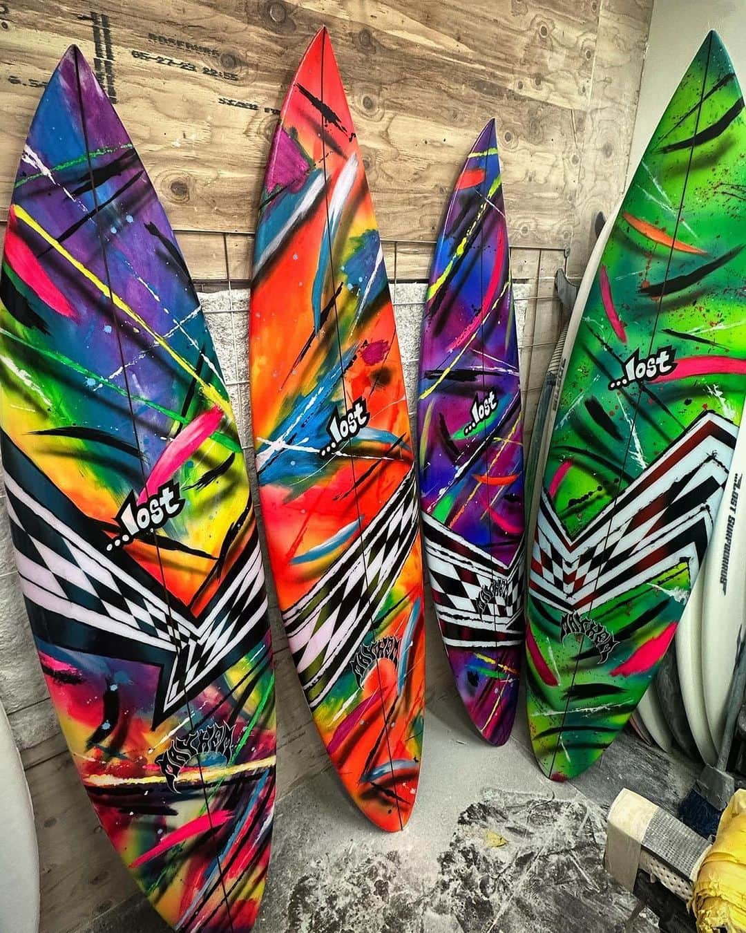 ロストのインスタグラム：「4 mid-size slayers, for Da Barrel Killa @cocom4debarrelkilla .  6’0”- 6’8” with radical mid-‘90s influenced rocker, rails and outline, combined with radical mid ‘80s influenced art, by @carranzaart.」
