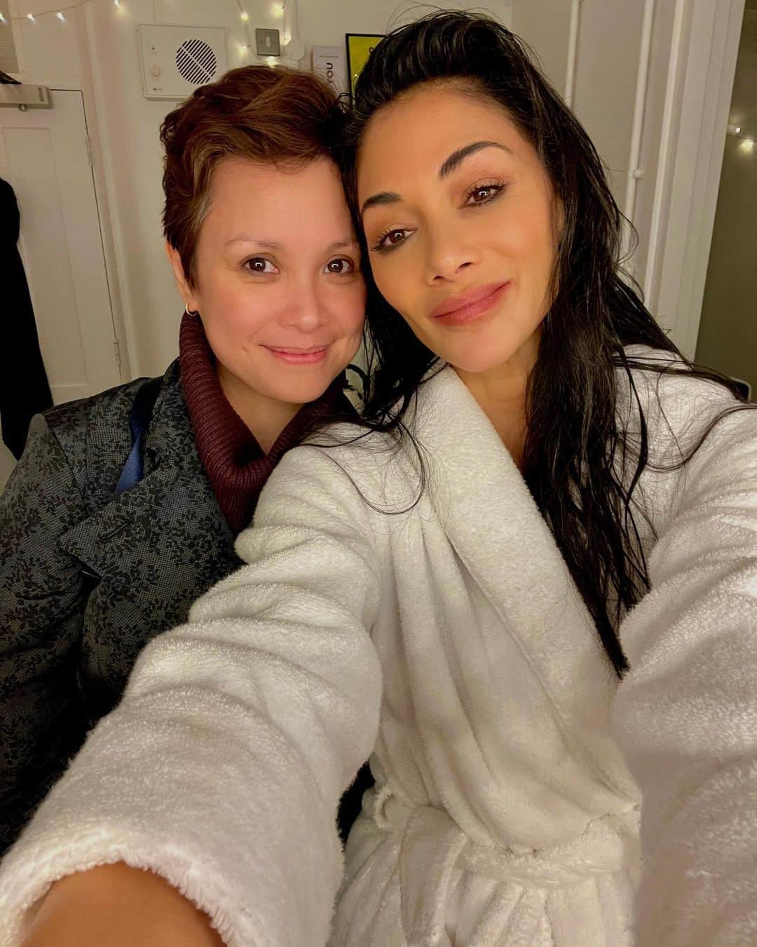 ニコール・シャージンガーのインスタグラム：「My heart is full ❤️ I got to meet my childhood theatre idol, Miss Saigon 👑 herself @msleasalonga. Thank you for coming to our show @sunsetblvdmusical」