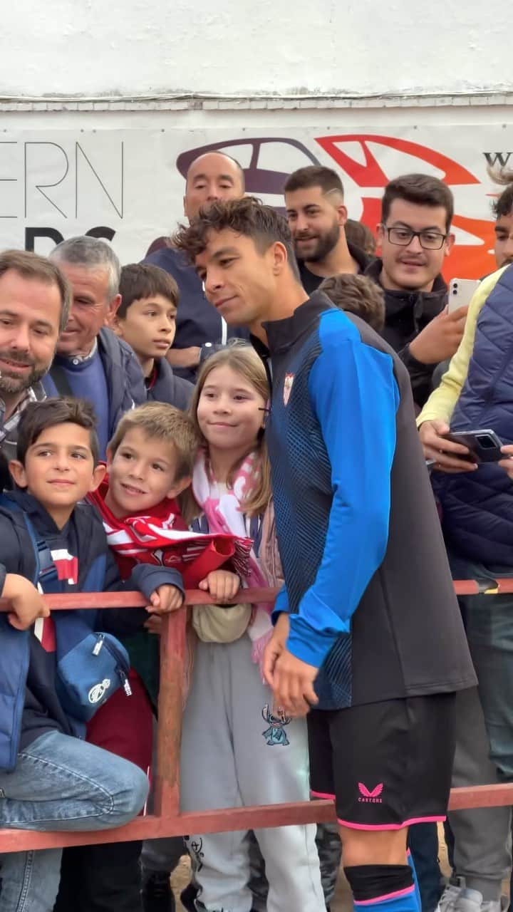 オリベル・トーレスのインスタグラム：「🤳 💫 Esto también es fútbol…  😍 @olitorres10   #WeareSevilla #NuncaTeRindas #CopaDelRey #reels」