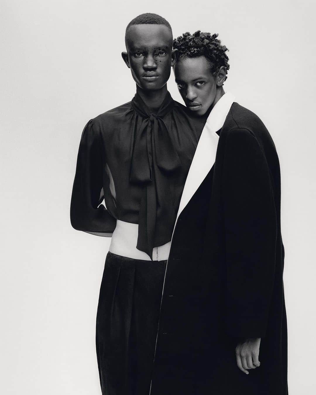 i-Dのインスタグラム：「Models wrestle, lounge and play in the sun in this fashion story shot by Tyler Mitchell and styled by i-D Fashion Director Carlos Nazario for the final cover story of The New Wave Issue.  Hit the link in bio to see the full story!  [The New Wave Issue, No.373, Fall/Winter 2023] . . . Photography @tylersphotos Fashion director @mr_carlos_nazario Editor-in-Chief @alastairmckimm Creative Director @jonnylu Editorial Director @oliviajsinger Hair @cyndiaharvey at Art Partner using This Hair of Mine Make-up anatakahashiii at Art Partner Nail Technician @beatrice_eni at ASG Paris using Byredo and Manucurist Set Design @frau.juliawagner at Second Name Lighting Director @david_mannion_ Photography Assistance Olivia Tran and Marco Marchetti Fashion Assistance @tinetserra,@alexislandolfi, @emiliecarlach,@bebeonset and @anhqd Hair Assistance @karenelizabradshaw, Cecile Mathey and Hamady Kante Make-up Assistance @oldiechristal and @clementine_roy Set design Assistance Romain Lecornu and Maykel Hanania Produciton @apstudioinc Casting Director @samuel_ellis for @dmcasting Casting Assistance @maddi_serra for DMCASTING. Models @siscasalifi_ at Crew, @iamgoy, @ohunyon_peter_paul at Models1, @craig.shimirimana at Rapture, @abdallah_mcr at Supa and @douta_sidibe at The Claw.」
