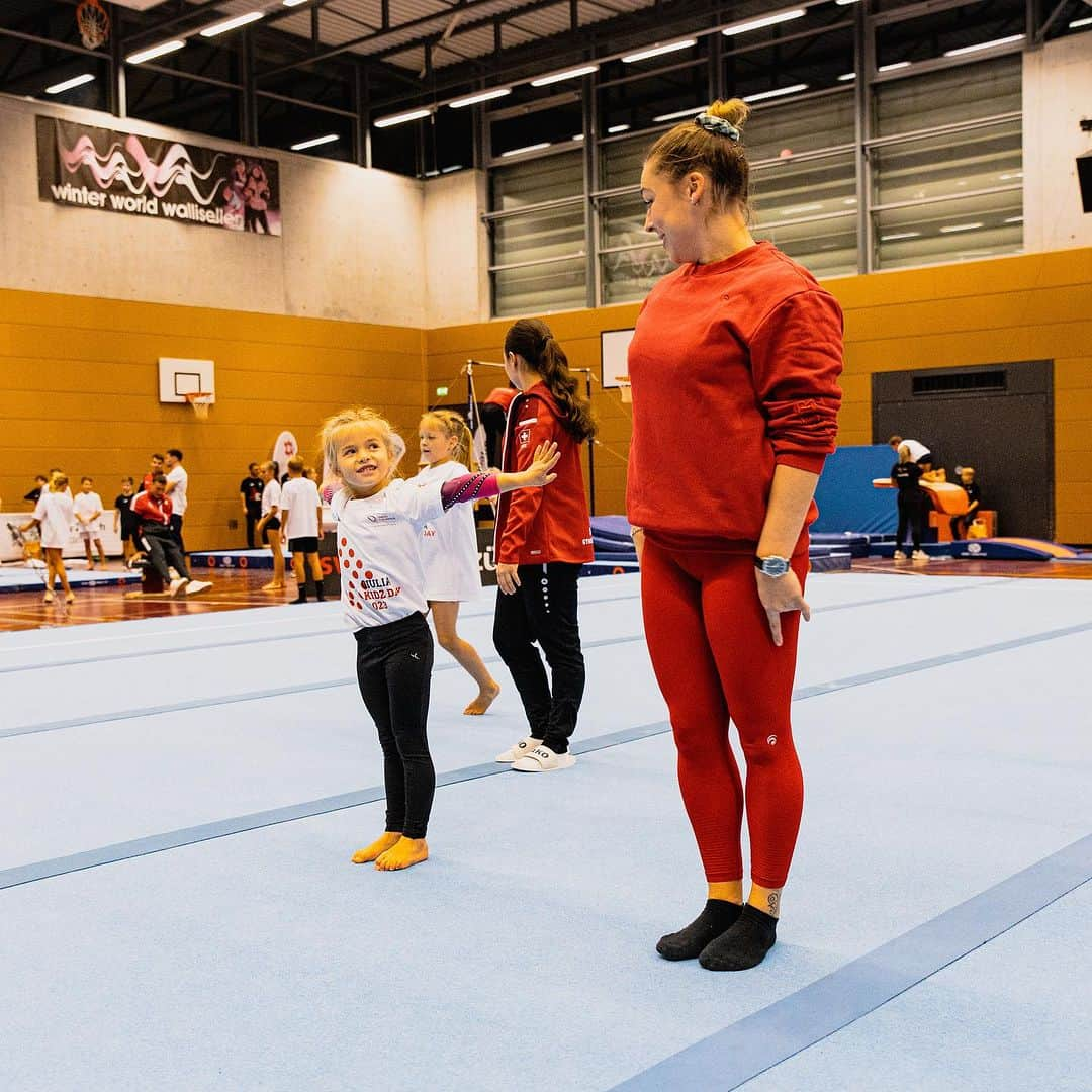 ジウリア・シュタイングルーバーさんのインスタグラム写真 - (ジウリア・シュタイングルーバーInstagram)「Giulia Kidz Day 2023 🤸‍♀️🎉  Around 100 children had the chance to train with their great role models this evening!  A wonderful occasion that puts a smile on the faces of both the children and all the athletes 🤩✨  A big thank you to all the children who participated today! 🤸‍♀️  By the way, the Giulia Kidz Day is supported by the @sportamtkantonzuerich and @stadtzh. With this side event, the Swiss Cup Zürich pursues the goal of promoting the awareness and popularity of gymnastics among children.   And, tickets for the Swiss Cup Zürich are still available 🎉  🎫➡ #linkinbio  #giuliakidzday #swisscupzürich #weltklasseturnen #gymnastics」11月3日 4時23分 - giulia_steingruber