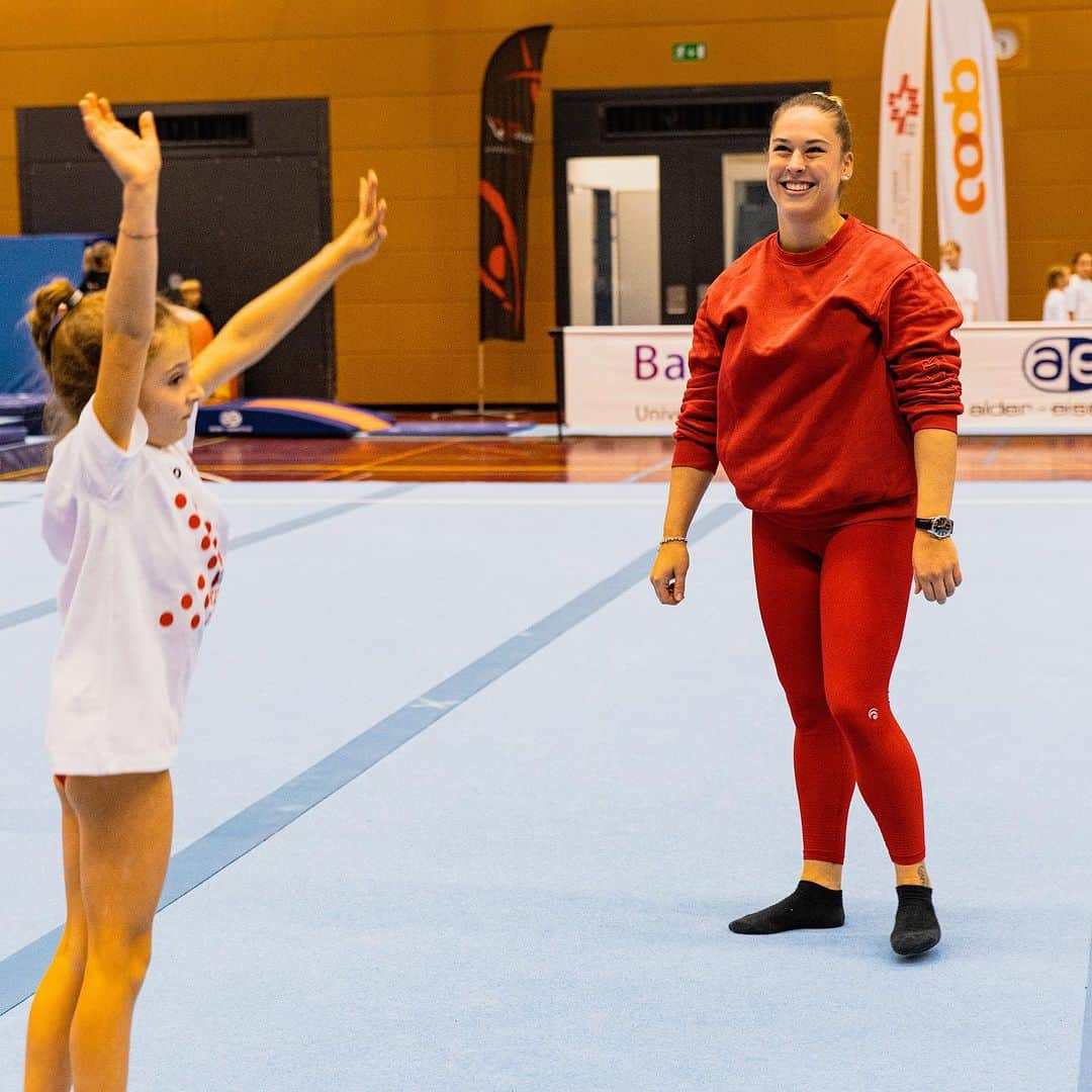 ジウリア・シュタイングルーバーのインスタグラム：「Giulia Kidz Day 2023 🤸‍♀️🎉  Around 100 children had the chance to train with their great role models this evening!  A wonderful occasion that puts a smile on the faces of both the children and all the athletes 🤩✨  A big thank you to all the children who participated today! 🤸‍♀️  By the way, the Giulia Kidz Day is supported by the @sportamtkantonzuerich and @stadtzh. With this side event, the Swiss Cup Zürich pursues the goal of promoting the awareness and popularity of gymnastics among children.   And, tickets for the Swiss Cup Zürich are still available 🎉  🎫➡ #linkinbio  #giuliakidzday #swisscupzürich #weltklasseturnen #gymnastics」