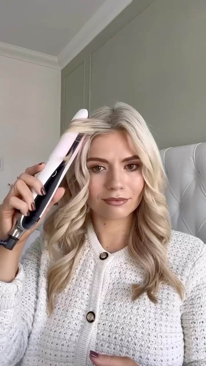 ghd hairのインスタグラム：「How @katiepennyjeffries curls her hair with our pink peach platinum+ 👩🏼🩷  Katie’s top tips: ✨Brush hair before so that the straightener glides through easily ✨Always curl away from your face, especially at the front, so that your hair falls away and brightens your face up! ✨The curl depends on how much you rotate the straightener around, I fully rotate it round but if you only want a loose curl don’t twist it as much ✨Leave hair to cool at the end, then brush through and add some oil ✨I usually start from the back coming forward so it’s easier to put the curled pieces out the way and let them set whilst working at the front   #ghd #ghdhair #ghdstraightener #haircurlroutine #howtocurlhair #straighttocurly」