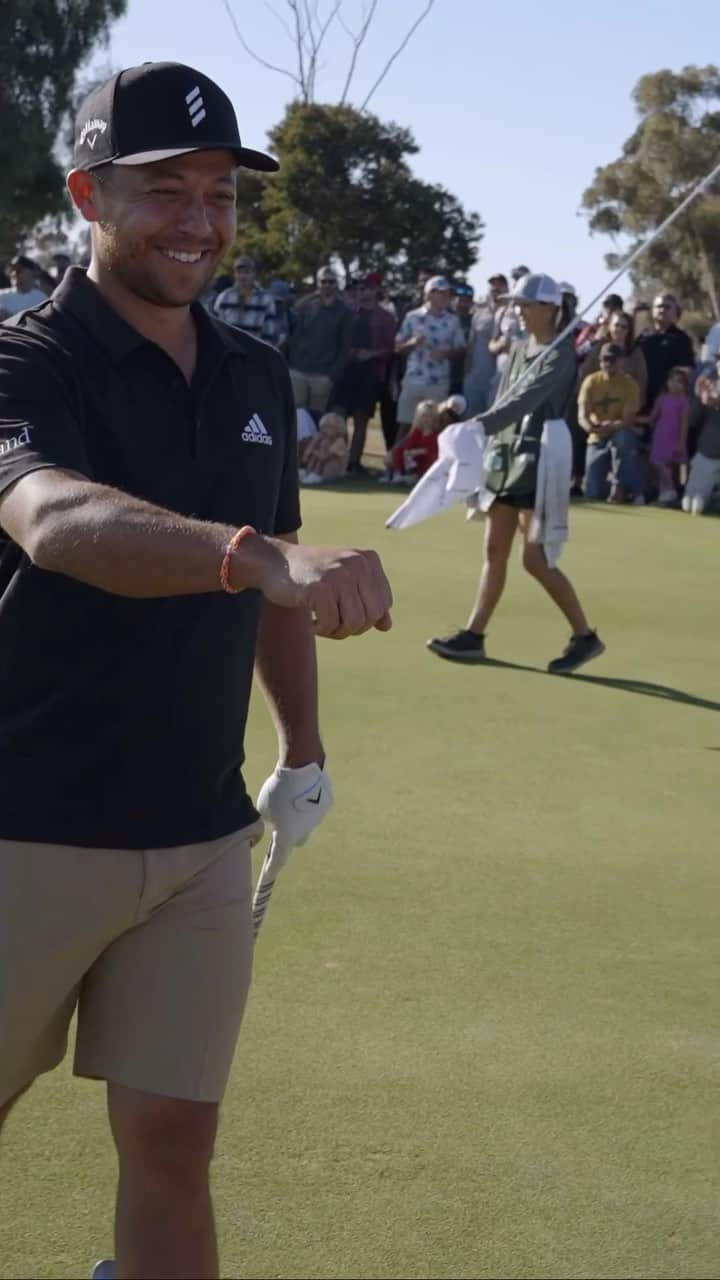 ザンダー・シャウフェレのインスタグラム：「The sixth playing of the Wishbone Brawl at Goat Hill Park is just over a week away.   Last year, young fans wanted to give @xanderschauffele a friendship bracelet mid-round…  and then something unforgettable happened.   As the locals say, “There’s magic in this land.”   Tickets to the 2023 Wishbone Brawl are still available. Link in the @firepitcollective bio!」