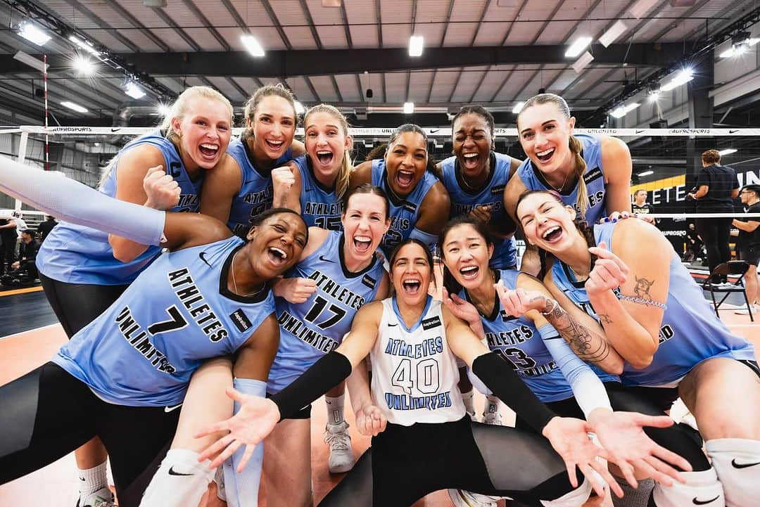 ヌットサラ・トムコムのインスタグラム：「Week 4 done ✅ love is all around TEAM BLUE 🐍 💙 . . . #AUVB」