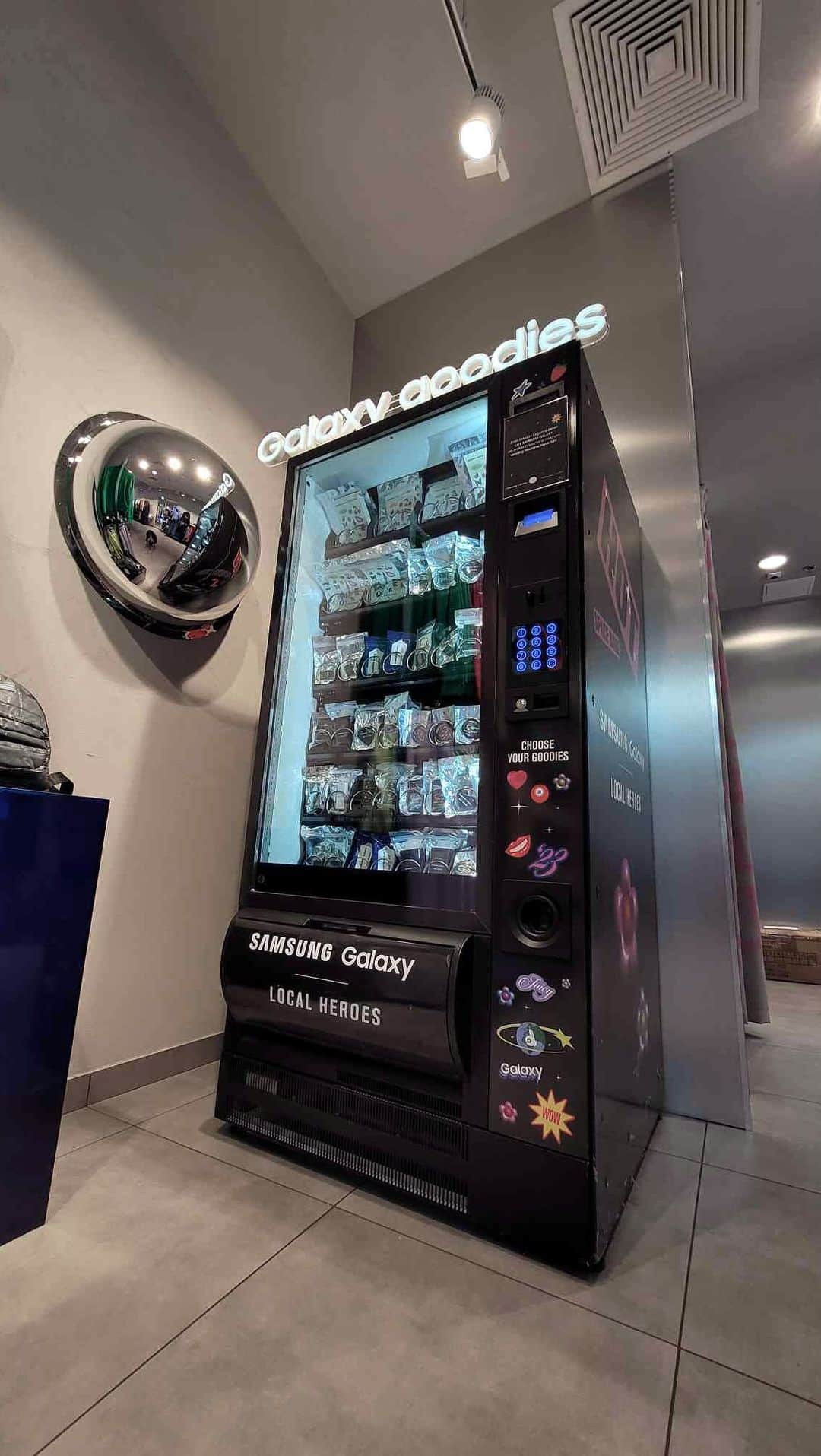 LOCAL HEROESのインスタグラム：「LH X SAMSUNG MACHINE ALERT 🚨 ( again )  Let’s welcome our Vending in another LH Store! @localheroesstore_krakow Step by and grab some Galaxy Goodies!   1 RECIPE 🧾 = 1 COIN🪙」