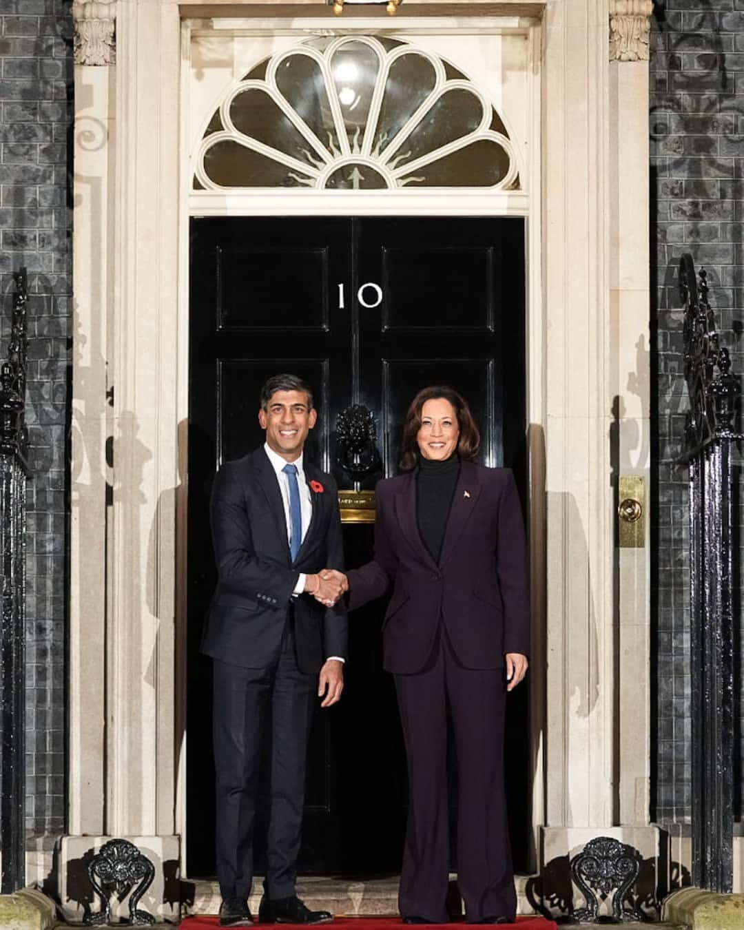 The White Houseのインスタグラム：「In London, Vice President Harris met with Prime Minister Sunak to discuss their support for Israel’s right to defend itself and the importance of protecting innocent civilians in Gaza.」