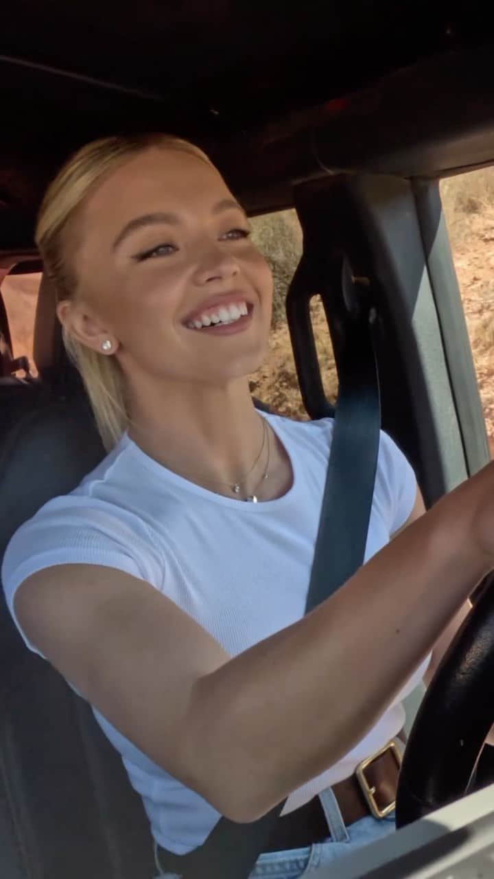 Fordのインスタグラム：「Take a look inside the Bronco Off-Roadeo experience as @sydney_sweeney learns all about what to do when her tires lose their grip while off-roading. Want to learn all that and more? Reserve your spot at the link in bio. #broncooffroadeo」