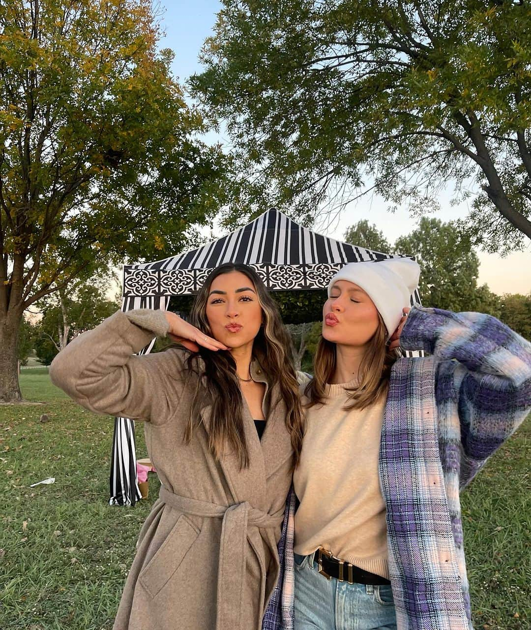 ナターシャ・ブレさんのインスタグラム写真 - (ナターシャ・ブレInstagram)「The sweetest fall night with girlies!! 🤎🍇☁️🍂 🍷Celebrating @kenzieelizabeth & @shopfriendofmine」11月3日 4時40分 - natashabure