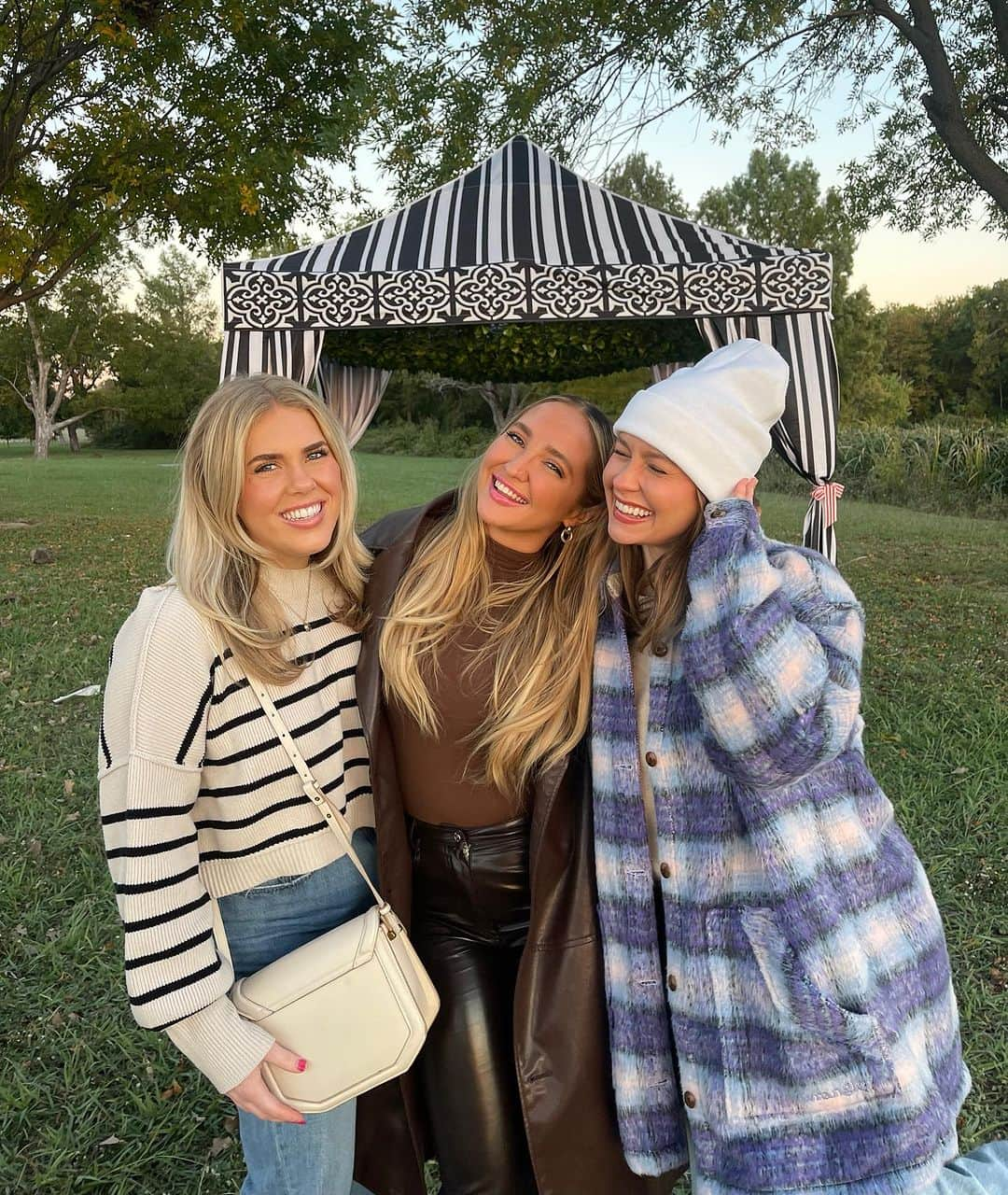 ナターシャ・ブレさんのインスタグラム写真 - (ナターシャ・ブレInstagram)「The sweetest fall night with girlies!! 🤎🍇☁️🍂 🍷Celebrating @kenzieelizabeth & @shopfriendofmine」11月3日 4時40分 - natashabure