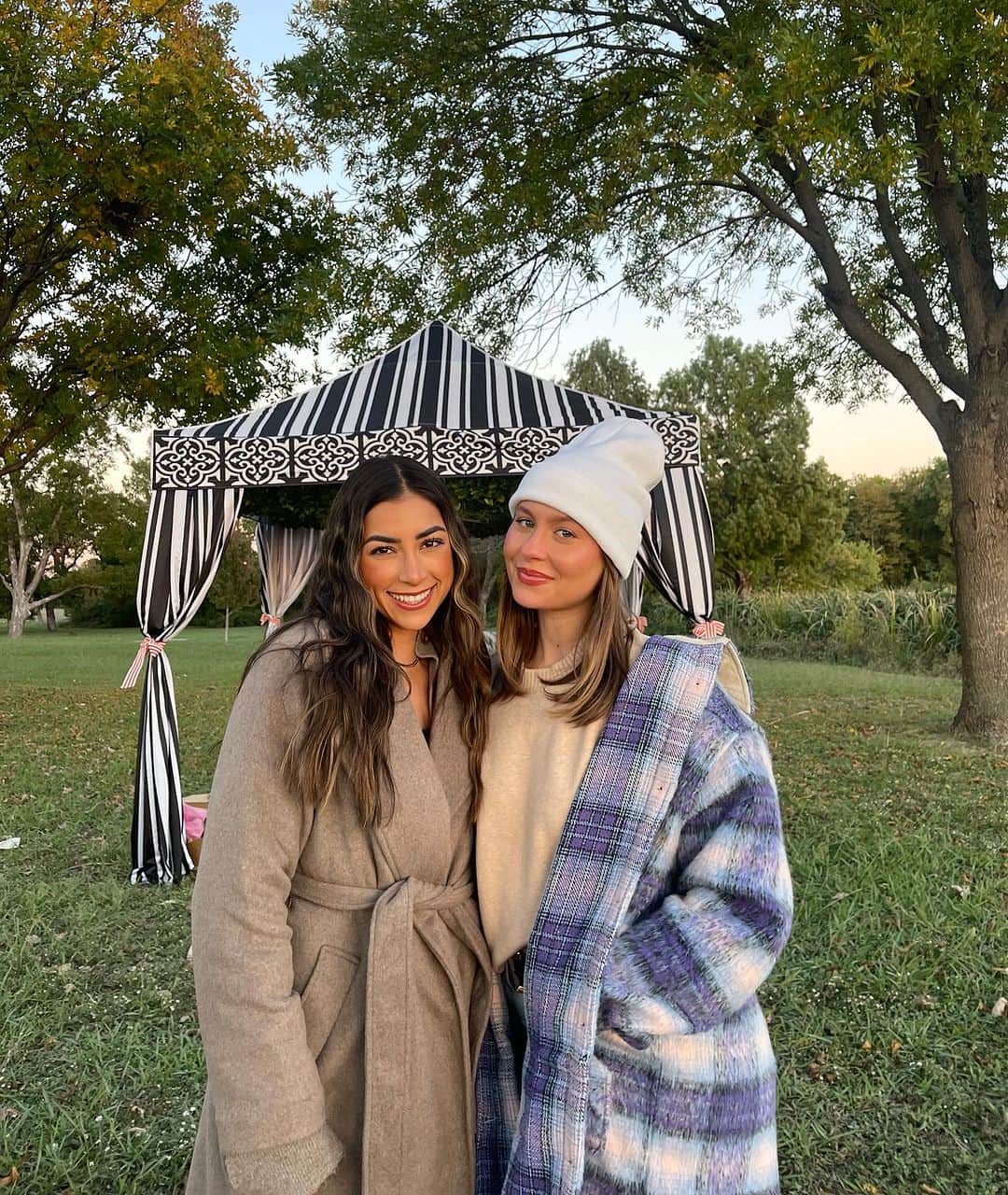 ナターシャ・ブレのインスタグラム：「The sweetest fall night with girlies!! 🤎🍇☁️🍂 🍷Celebrating @kenzieelizabeth & @shopfriendofmine」