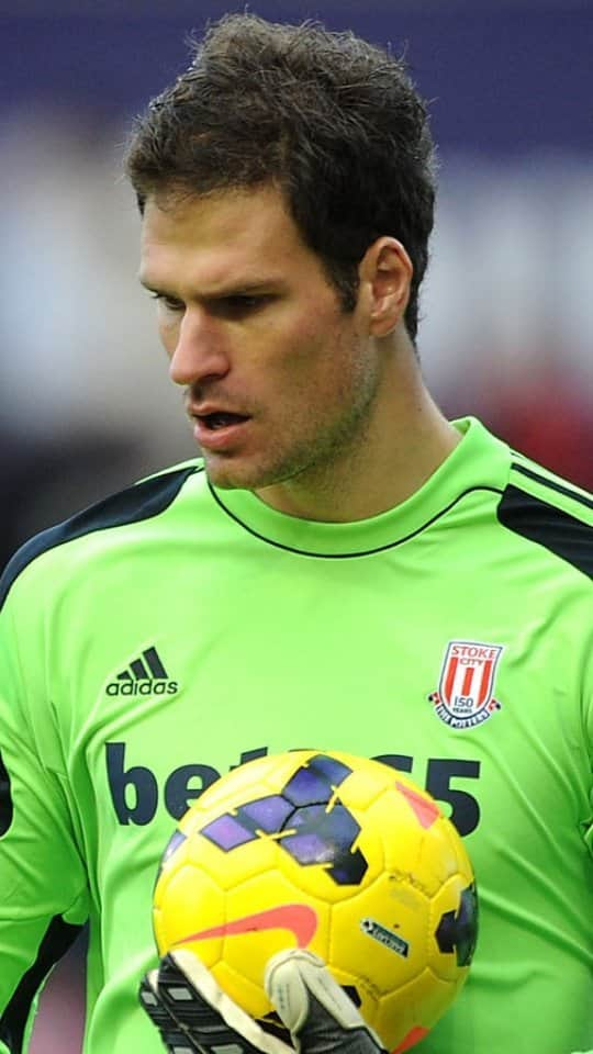 アスミル・ベゴヴィッチのインスタグラム：「🧤⚽️ Asmir Begović scoring from 97.5 yards (89.15 meters)  Premier League 10 years ago  #asmir1 #begovic #ab1gk #premierleague #stokecity #southamtonfc #bosnia #england #goalkeeper #goal #goals #stadium #football #433 #fifa #reels  📸PL」