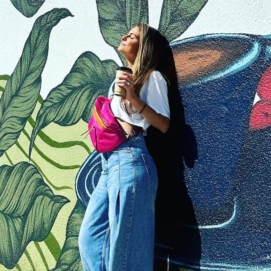 マリア・メノウノスのインスタグラム：「Nothing like some good sunlight and a great coffee to start the day! And of course a hot pink Fanny 😜❤️」