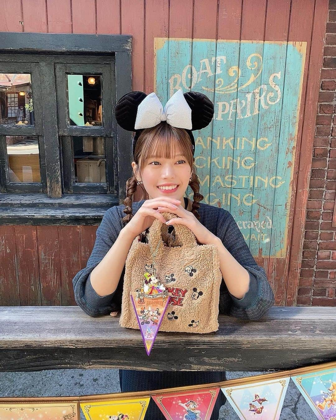 林茜実里さんのインスタグラム写真 - (林茜実里Instagram)「🎃🏳️‍🌈 : : 40周年ガーランドかわいい♡ : : #ディズニー #ディズニーシー #ディズニー40周年」11月2日 19時46分 - amirihayashi_pimms