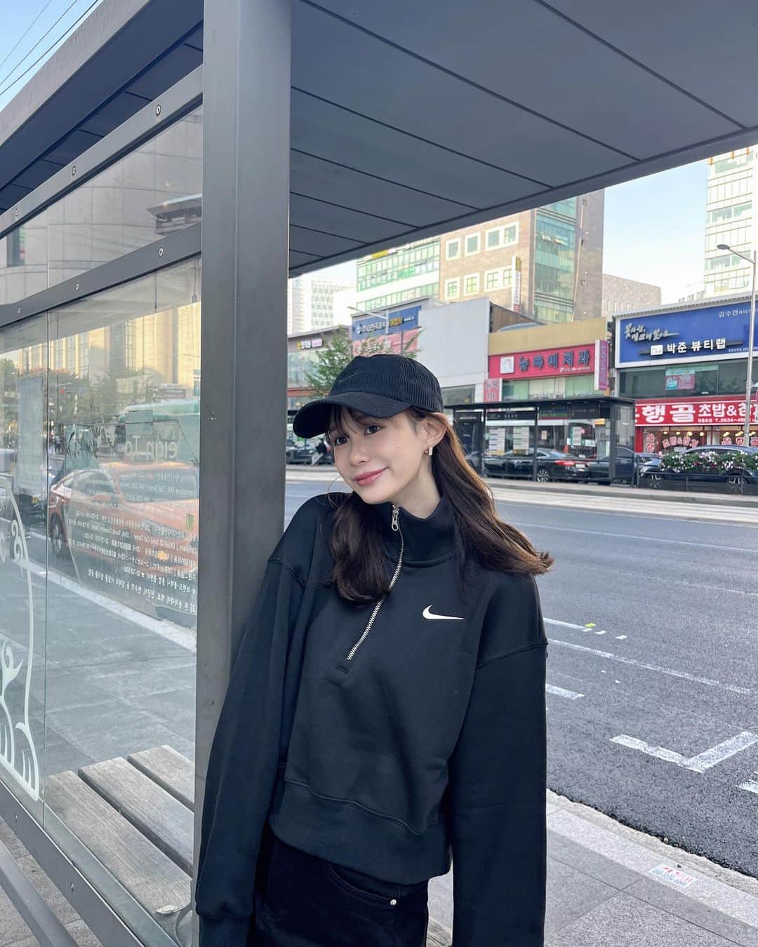 中野妃菜のインスタグラム：「こちらは韓国のバス停🚏🇰🇷と韓国で買ったNIKE♡ 街が全部可愛かったの〜  そして月一美容の美容鍼　@quinbelle_omotesando 行ってきたよ♡ほんとスッキリむくみが取れるんだ〜♡  #pr #韓国　#ootd #韓国ファッション」