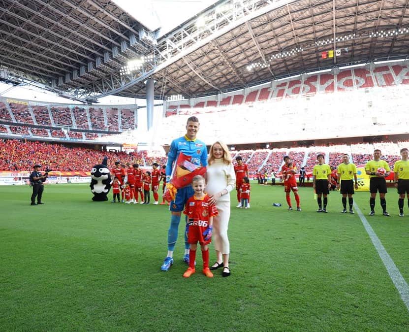 リアノン・ランゲラック（ミッチェル・ランゲラックの妻）のインスタグラム：「Special days 🏟️ like father like son ⚽️❤️」