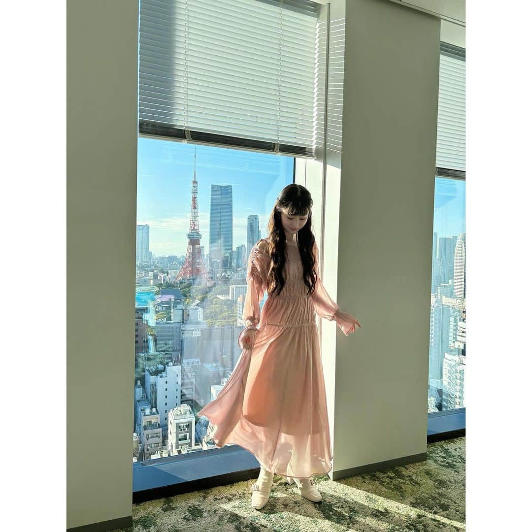 井本彩花さんのインスタグラム写真 - (井本彩花Instagram)「. ABC 朝日放送  「ハタチェ!〜トレンドおためし部〜」  11月の毎週木曜日24時17分〜 出演させていただきます。  関西地方での放送になりますが、 ABC 朝日放送の公式 YouTubeで1ヶ月間 掲載されます！ 是非ご覧ください。  高校からのお友達の梨紗（ @risa__kunimoto ）と一緒のお仕事で、 嬉しかったなぁ🥰 大好きやぁぁぁあ🩷🩷  ワンピース・シューズ／ @randa_pic」11月2日 19時40分 - imoto_ayaka_official