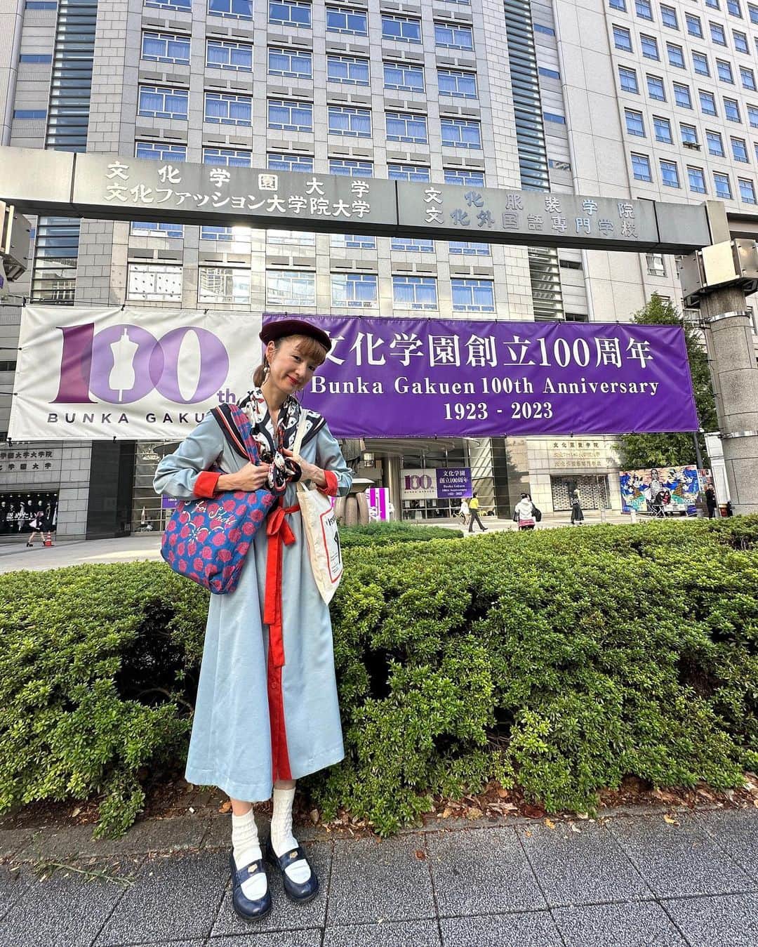 のインスタグラム：「今朝は皆んなで、母校の文化服装学院の文化祭に行ってきました✨ ( @sforshoko スタッフReinaも文化の後輩♡)  文化祭は、9:30のオープン前から大賑わい！　中に入って真っ先に、仲良しの足立先生と高見澤先生の元へ（スワイプして3枚目、いつも笑顔でお迎えしてくれる可愛い皆さま♡）。S for Shokoも着て下さってる❣️ 5階の服装形態機能研究所の中には、アバターが作れる機械が！！ 初めて私のアバター(分身)を作ってもらい、私が普段しないような動きをするから、皆で大笑い(UP出来ません〜😆) 地下の購買部では、生地屋さんの四季や本屋さん店長に久しぶりにご挨拶💫ショコラティエKAITOで足立先生オススメのチョコレートを買って、美味しくて独り占め🍫💕 懐かしい母校で、朝の楽しいひと時でした！  文化祭は日曜日まで開催。皆さんも、アバターを作って頂いては❓(LINE登録のみ必要で、無料です)  #アバスタ #3Dアバター #文化服装学院」