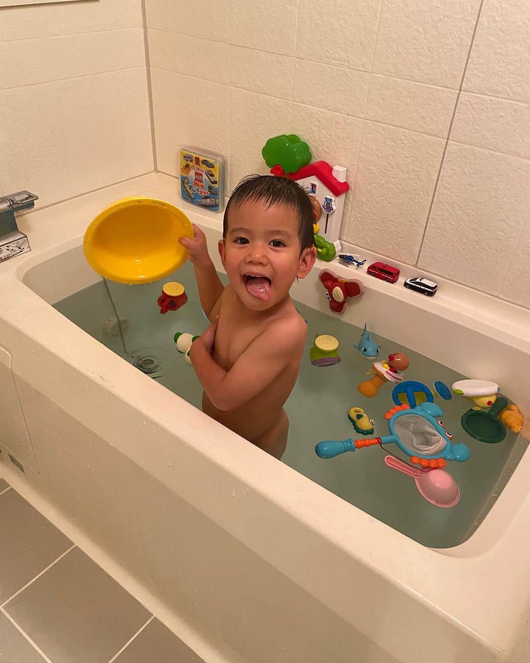 山本栄治のインスタグラム：「一嬉が  お風呂から  出てくれない💧」