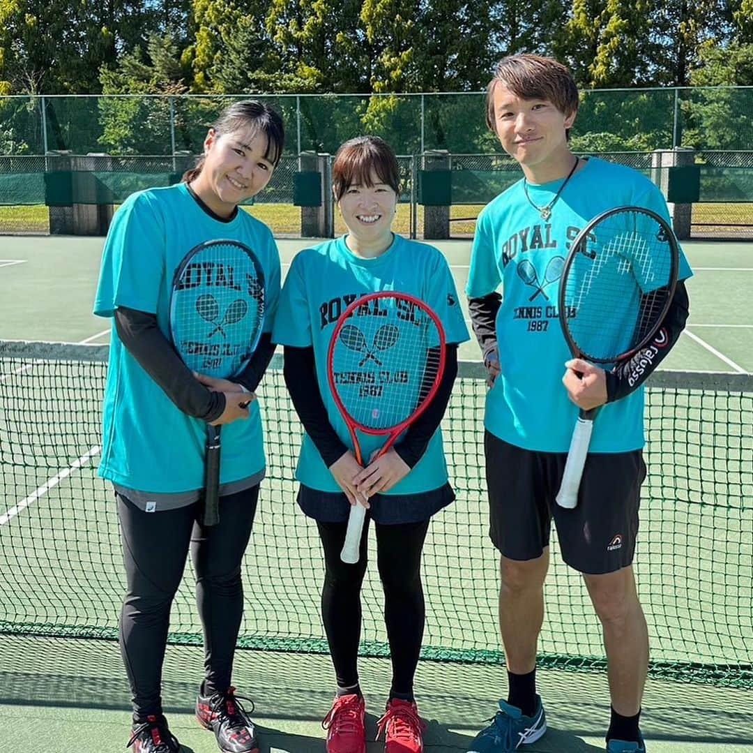 秋山みなみさんのインスタグラム写真 - (秋山みなみInstagram)「小学生の時に一緒に練習していた2人🎾  一緒にやってたのは小学校3.4年生の頃だったと思うけど、 先日の親子テニス教室の際に みんなと久しぶりにコートに立ちました！  テニスで出会った仲間とテニスコートで またこうして再開出来るのはとても嬉しいです😌  2枚目は日本リーグの時に久々に会った写真📸  　　 　　 #topインドア亀戸  #テニス #テニス女子 #网球 #테니스 #테니스장 #テニス部 #女子テニス #スポーツ女子 #テニス仲間 #テニス友達」11月2日 19時44分 - mi_nami43