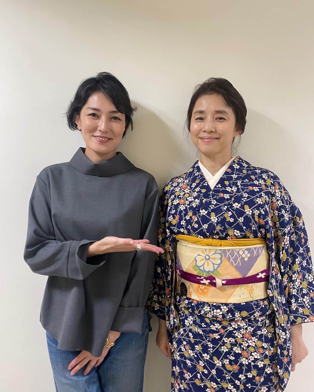 石田ゆり子のインスタグラム：「NHKであったひと。 おーい元気？とふらっと楽屋に入ってきた。 ものすごく忙しそうな板谷由夏氏は いつだってなんというか、太陽のようだ🌞 昭和初期の女の私と現代の由夏ちゃんですー。 朝ドラ「虎に翼」絶賛撮影中です。」