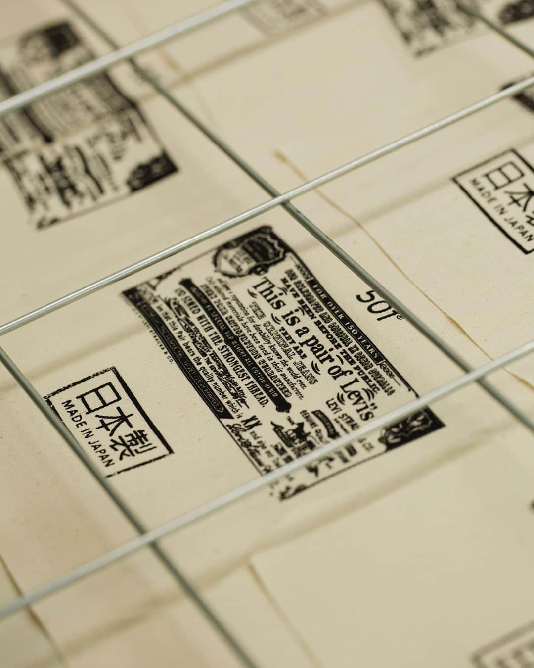 Levi's Japanさんのインスタグラム写真 - (Levi's JapanInstagram)「Made in Japanならではの特色 繊細な調整や刷り   Made in Japanコレクションでは、アーキュエットを仕上げる際は大きさや形、付ける位置などをミリ単位で調整する。  また、スレキ（ポケット袋）には、昔の品質保証書を表すギャランティチケットのグラフィックと「日本製」の印字を載せる。あえてかすれて見えるようにするなど繊細な刷りは、 Made in Japanならではの特色だ。  インディゴタブは、「LEVI’S®」の刺繡ロゴと「リーバイス®」表記の二面仕様。カタカナが入るのもMade in Japanならでは。   BRUTUS 2023年9月15日発売号掲載 #Levis #リーバイス #madeinjapan🇯🇵  #メイドインジャパン #日本製 #日本製デニム」11月2日 19時45分 - levis_japan