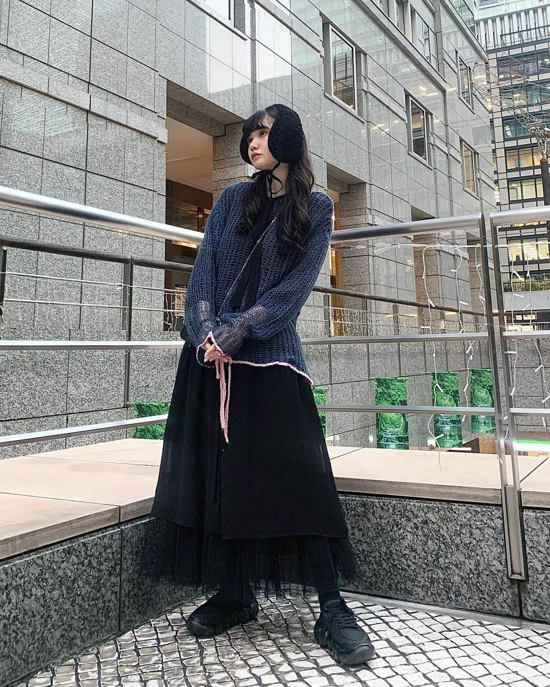 荒川ちかのインスタグラム：「最近お昼はあったかいけど夜寒いみたいな日が多くて難しいけど、この格好ちょうど良かった♡ アミアミとふわふわが可愛い🐈‍⬛  #地下鉄の外装」
