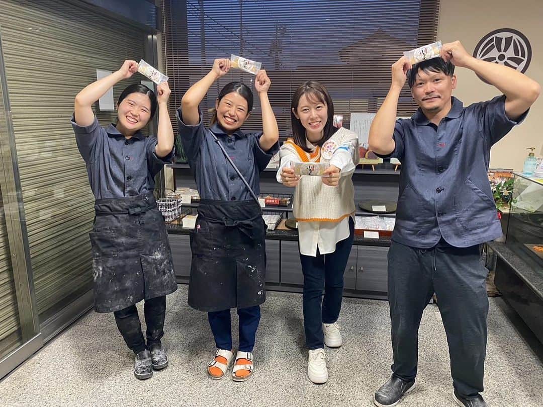 加藤愛のインスタグラム：「. #ほぼ地元だけ愛されフード#30  【三重県鈴鹿市白子 小原木】 おはらぎ(小原木)と読みます☺️  竹口さんでなんと16代目👀✨ 徳川吉宗の時代から続く老舗の和菓子屋さんがつくる小原木は、パリもち食感でとまらない美味しさでした！！ 修行中のスタッフさんもとっても可愛くて応援したくなりますね🥰  ちなみにこの日は風が強くて… 外で撮ったものはまともな写真がありませんでした🤣🤣笑  #三重#鈴鹿#白子#大徳屋長久#小原木」